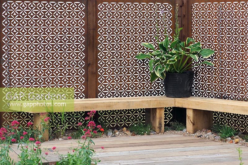 Siège en bois avec panneaux de clôture en acier Corten. Trouver le jardin de la nature urbaine, RHS Tatton Park
