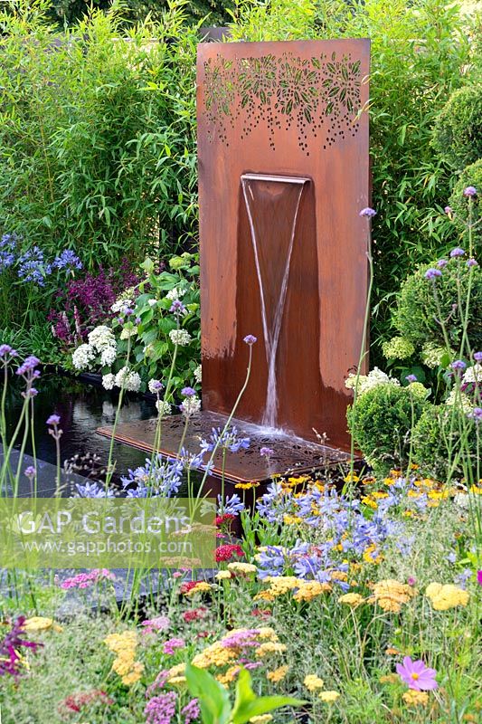 Chute d'eau en panneau d'acier corten, Brilliance in Bloom, parrainé par Stark et Greensmith, Simon Probyn Sculpture, Nickie Bonn et Art4Space, RHS Hampton Court Flower Show, 2018.