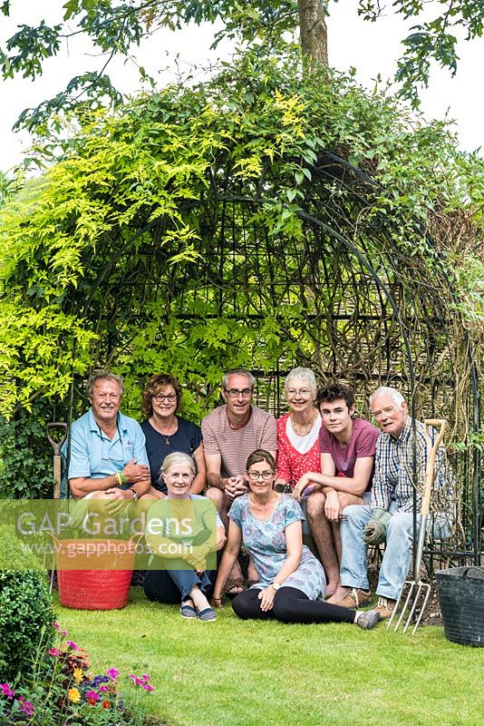 Un effort d'équipe. Adam et Heidi Vetere, leur fils Luke et leurs parents respectifs avec des partenaires, qui ont tous contribué à créer ce joli jardin.