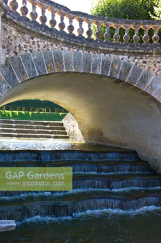 Une cascade ornementale qui coule du jardin d'eau au château de Villandry, vallée de la Loire, France.
