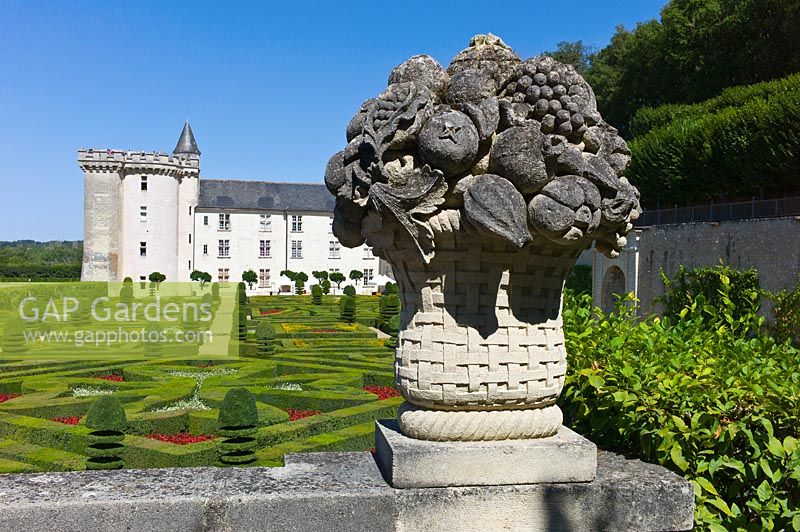 Bol de fruits en pierre donnant sur le jardin d'ornement au château de Villandry, vallée de la Loire, France