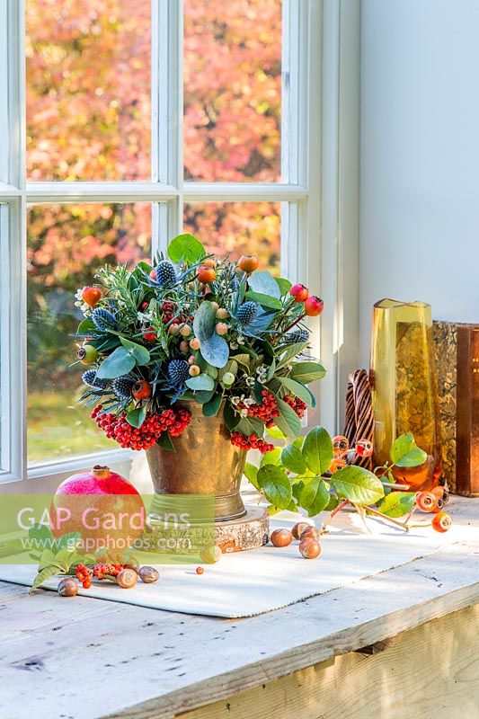 Vue de l'arrangement floral festif mixte sur le rebord de la fenêtre décorée.