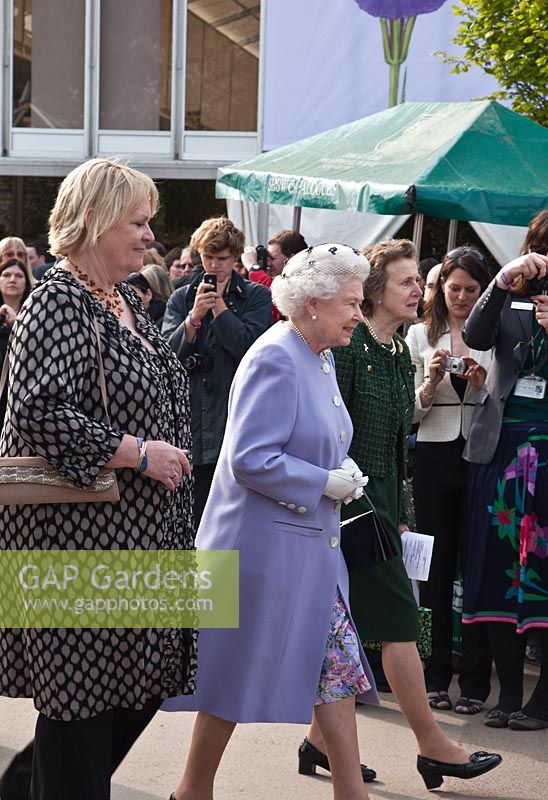 La reine arrive à Chelsea Flower Show, 2012 avec la présidente de la RHS Elizabeth Banks et la directrice générale Sue Biggs