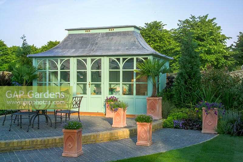 'An Archaeologists Urban Retreat 'pavillon d'été et terrasse, Hampton Court Flower Show, 2003