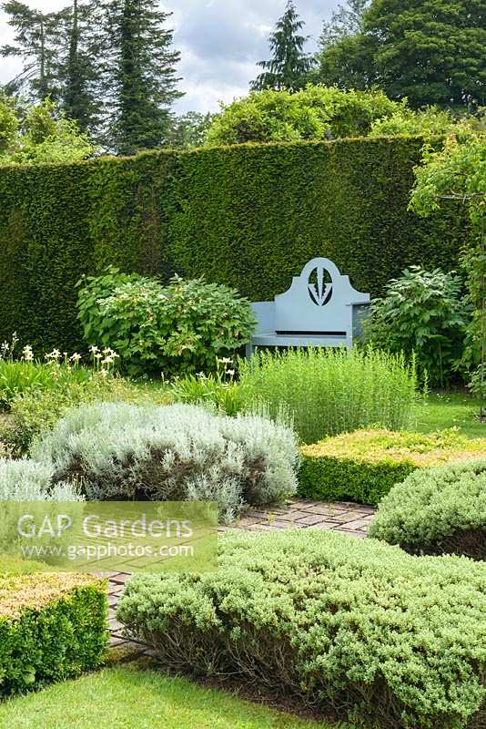 Jardin gris et blanc avec des plantes résistantes à la sécheresse