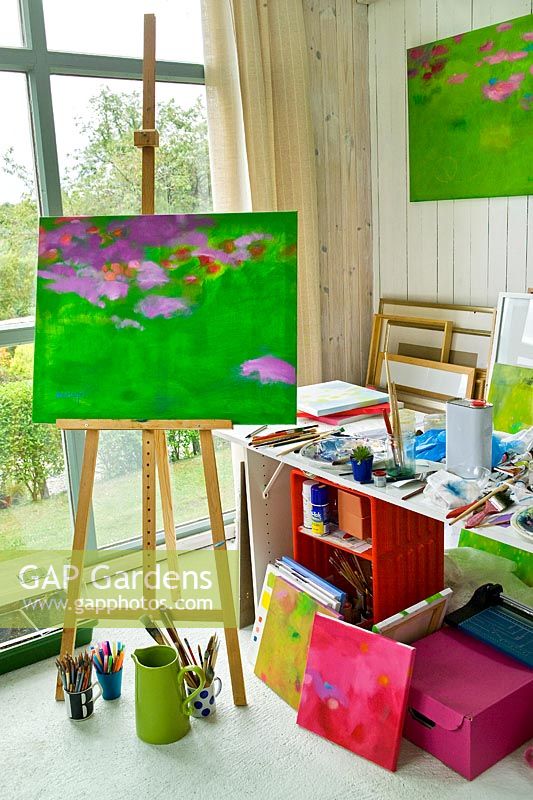 Atelier d'art de Freda Waldapfel avec peinture en cours sur chevalet.