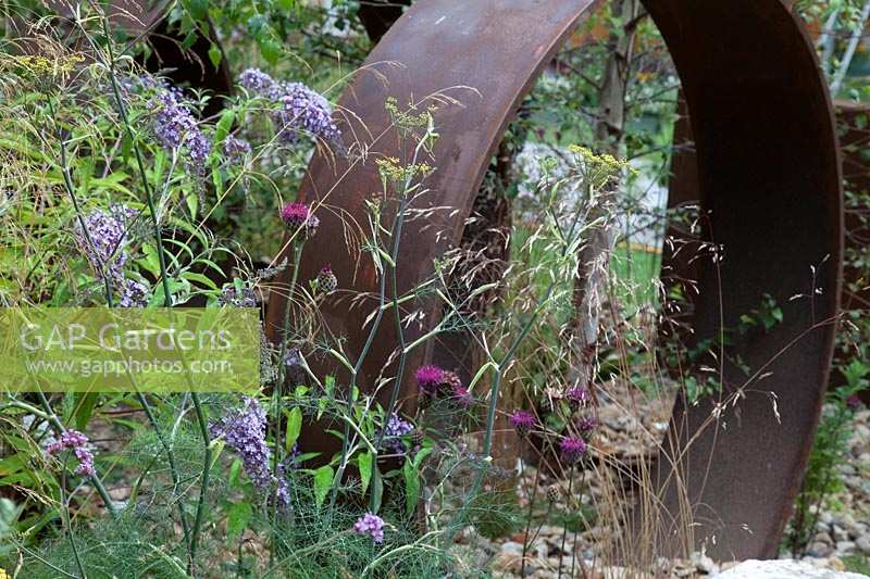 Détail des structures en acier monolothique et des fleurs sauvages dans les friches industrielles - Jardin de la métamorphose à Hampton Court Flower Show, Londres, 2017.