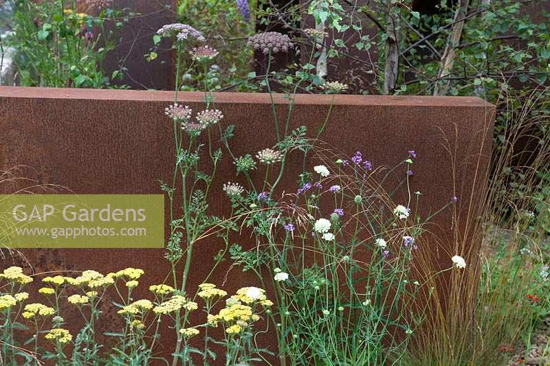 Détail des structures en acier monolothique et des fleurs sauvages dans les friches industrielles - Jardin de la métamorphose à Hampton Court Flower Show, Londres, 2017.
