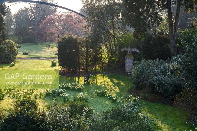 Sculpture d'aigle dans le jardin suisse, ancien directeur près de Biggleswade, Royaume-Uni.