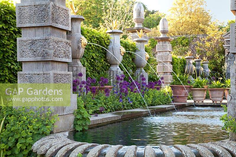 Piscine et fontaines à eau à l'italienne dans The Collector Earl's Garden. Château d'Arundel, Sussex, UK.
