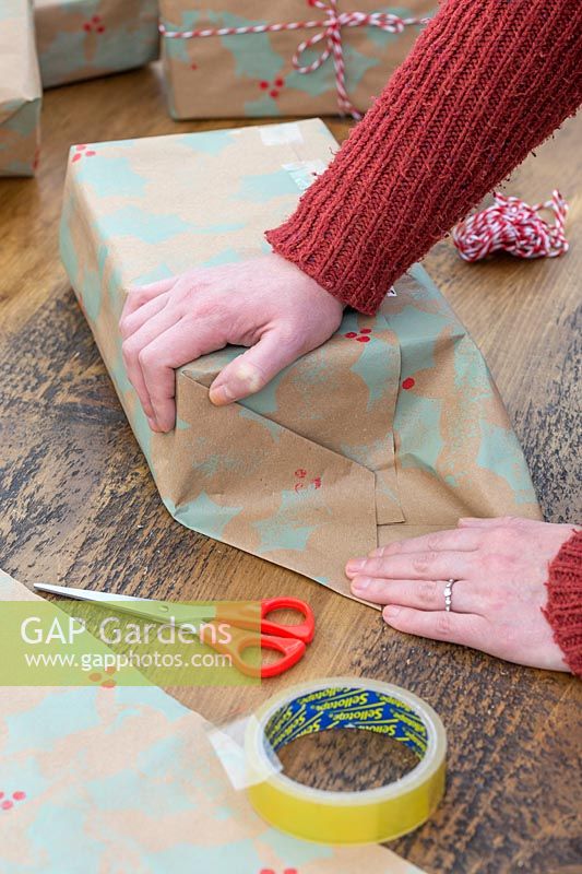 Emballage cadeau femme avec du papier d'emballage artisanal estampillé à la main.
