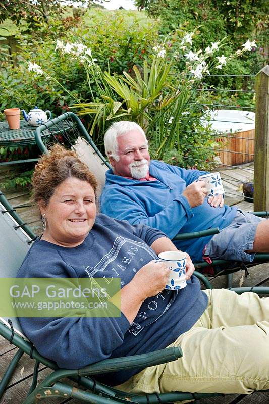 Martin Gould et Sharon O ' Rourke se détendent sur la terrasse en bois.