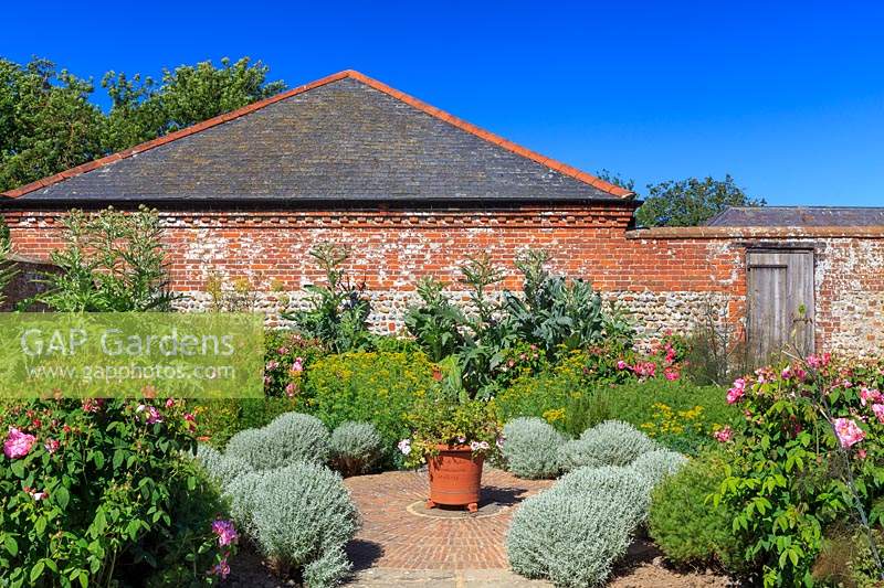The Herb Garden, par une matinée ensoleillée. Walcott House, Norfolk, Royaume-Uni.