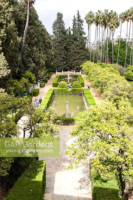 Vue depuis la Galera del Grutesco. Jardins du Palais de l'Alcazar, Séville, Espagne.