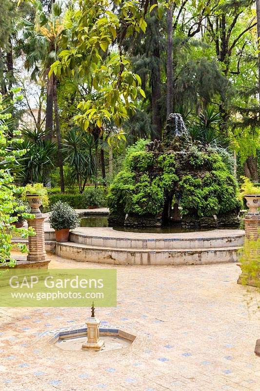 Jardin du Vieux Labyrinthe, également appelé Jardin de la Croix. Jardins du Palais de l'Alcazar, Séville, Espagne.