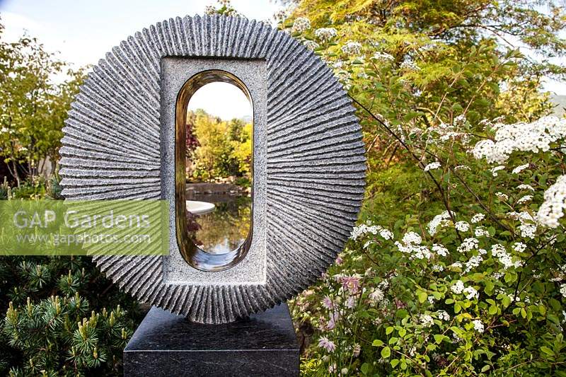 Vue à travers la sculpture texturée dans le 'À l'unisson avec ... un jardin de méditation', conçu par Peter Dowle, RHS Malvern Spring Festival, 2017.