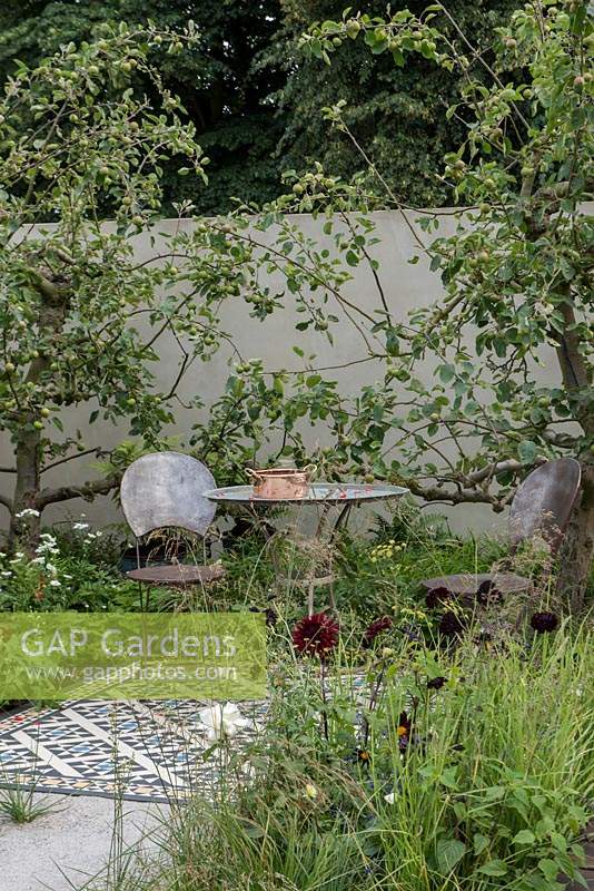 The Style and Design Garden, conçu par Ula Maria, parrainé par London Mosaic CED Garden Brocante Online, RHS Hampton Court Palace Garden Show, 2018.