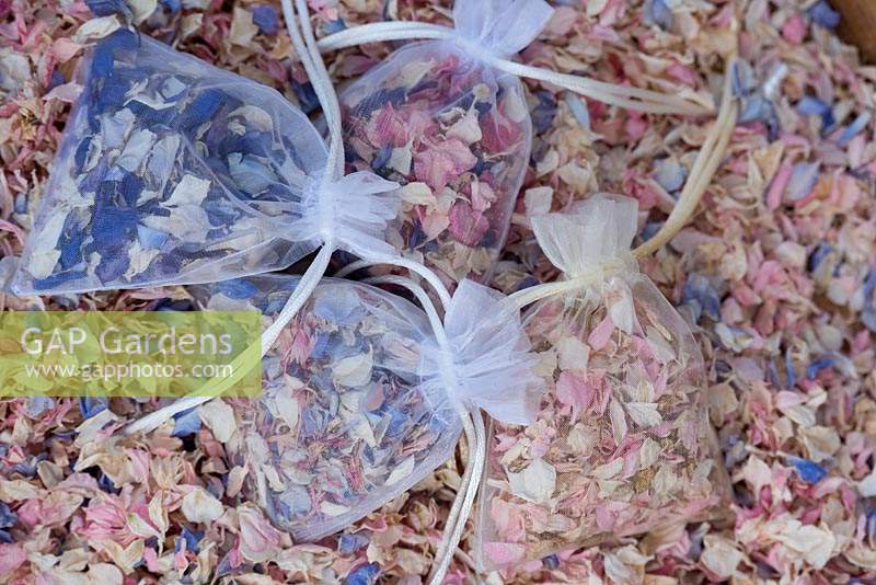 Sacs à cordonnet en gaze de confettis naturels - Pétales Delphinium