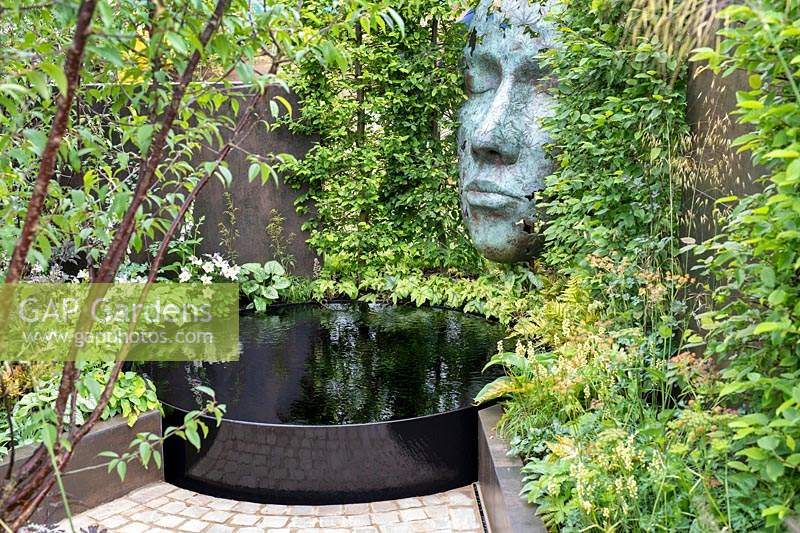 'The Thrive Reflective Mind 'jardin avec étang surélevé, parterre de fleurs surélevé et sculpture