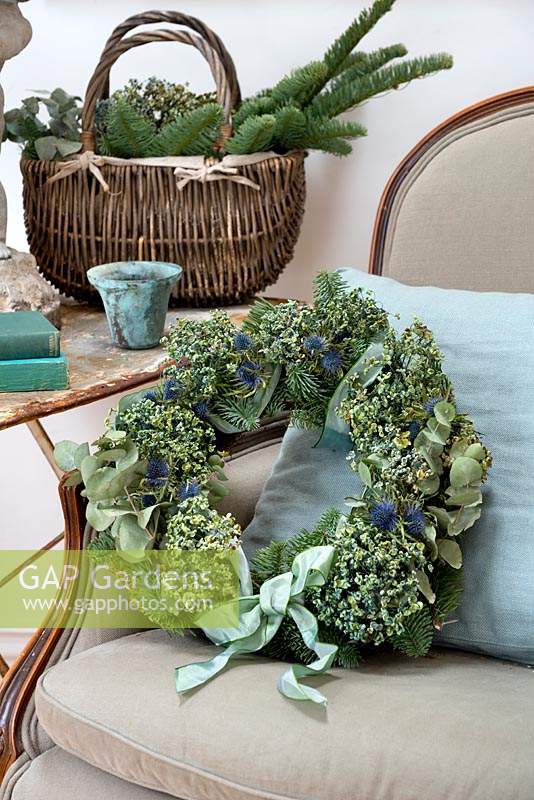 Couronne de Noël hortensia bleu et vert naturel dans un décor de maison vintage
