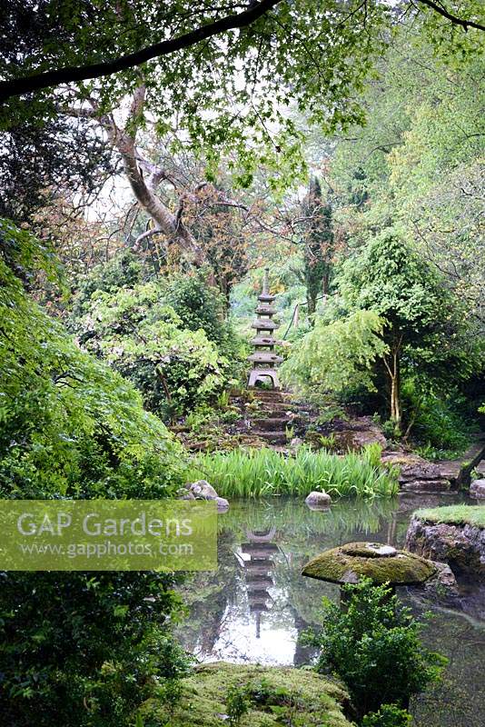 Le jardin japonais à Iford Manor, Bradford-on-Avon, Wiltshire, Royaume-Uni.