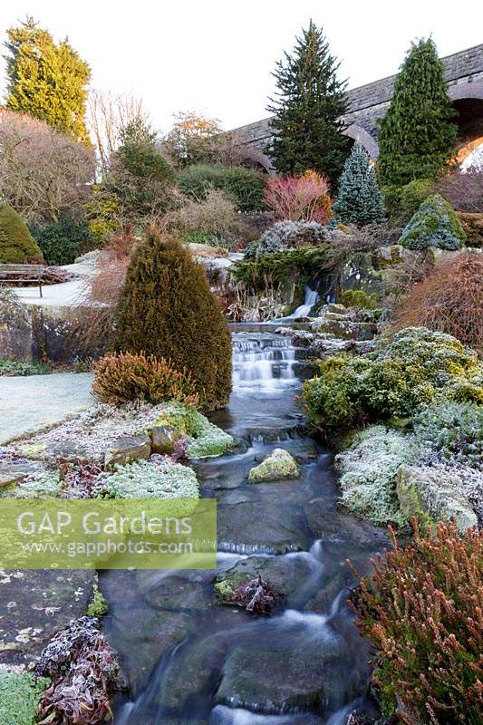 Ruisseau qui traverse le jardin d'hiver glacial à Kilver Court, Somerset, jardin d'hiver. Conçu par Roger Saul de Mulberry.
