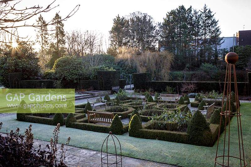 Aperçu du jardin Parterre à Kilver Court, Somerset, Royaume-Uni. Conçu par Roger Saul de Mulberry.