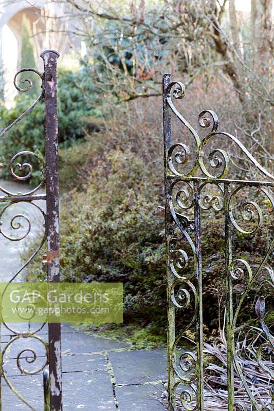 Porte métallique ornée à Kilver Court, Somerset, Royaume-Uni. Conçu par Roger Saul de Mulberry.