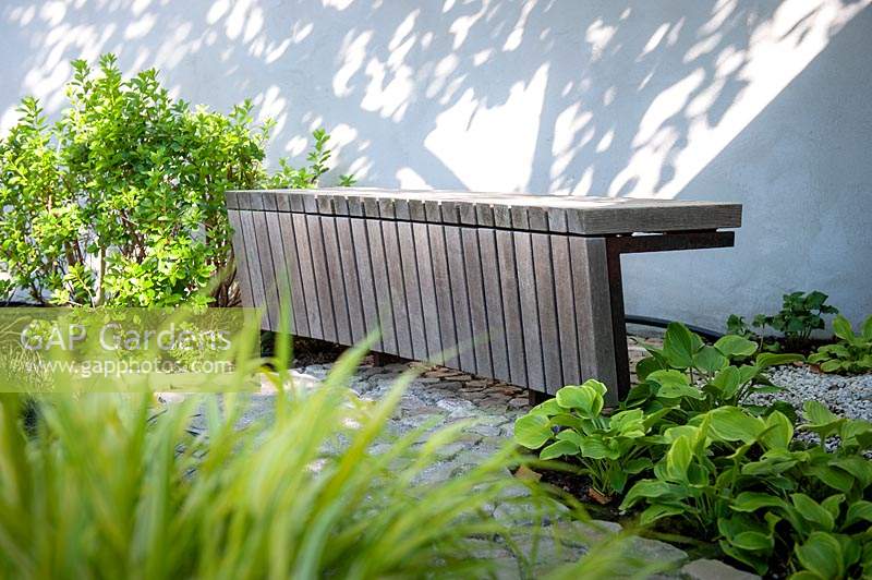 Jardin japonais avec banc en bois moderne à Koenigliche Gartenakademie, Berlin, Allemagne.