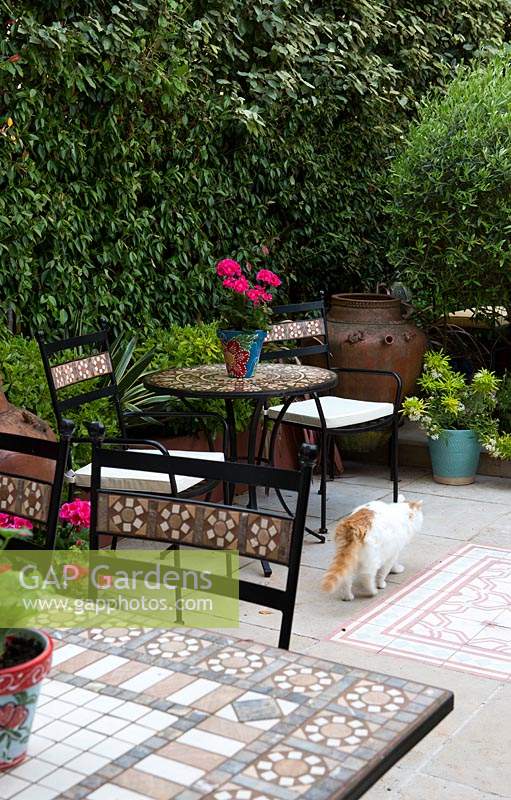 Tables et chaises dans une cour à thème marocaine