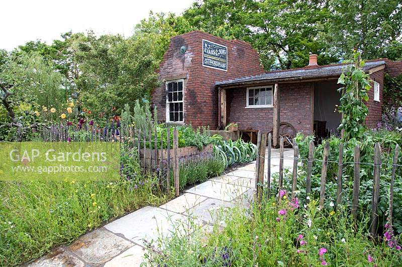 'The Watchmakers 'Garden' au BBC Gardeners World Live 2019, vue du chalet des horlogers, entouré par le jardin du cottage