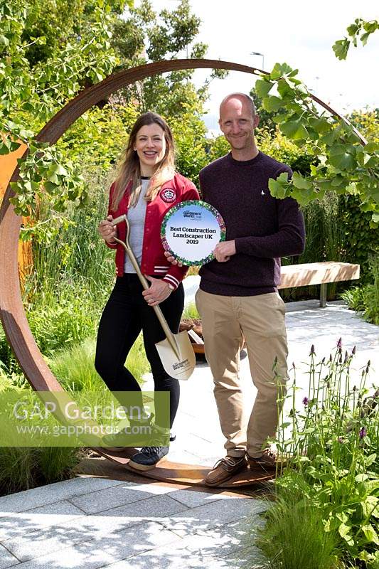 Dan Ryan, l'entrepreneur et Lucy Bravington, le concepteur avec leur prix de «meilleure construction» sur le jardin «High Line» au BBC Gardeners World Live 2019