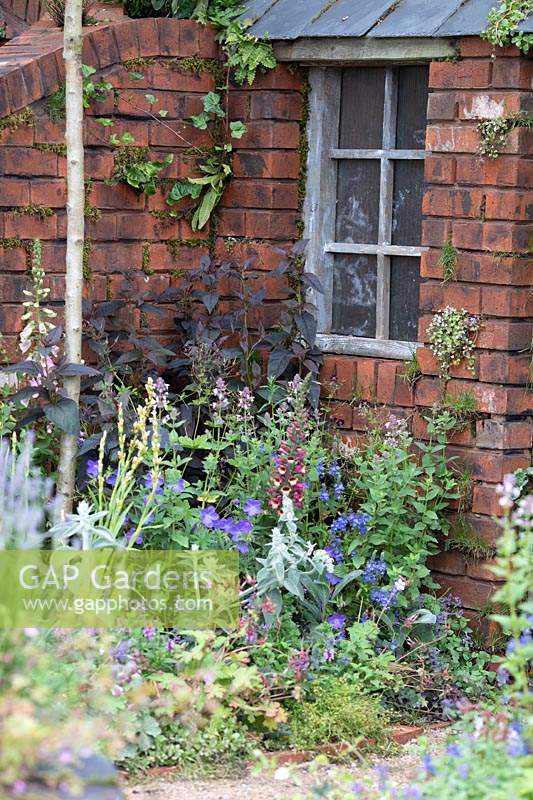 Cabane de legger traditionnelle dans le 'Canal and River Trust Garden - Making Life Better by Water' au BBC Gardeners World Live 2019