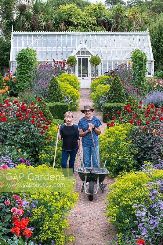 Steve et Phillippa Lambert, dans le jardin clos, ils ont sauvé de l'abandon et restauré comme un jardin potager victorien.