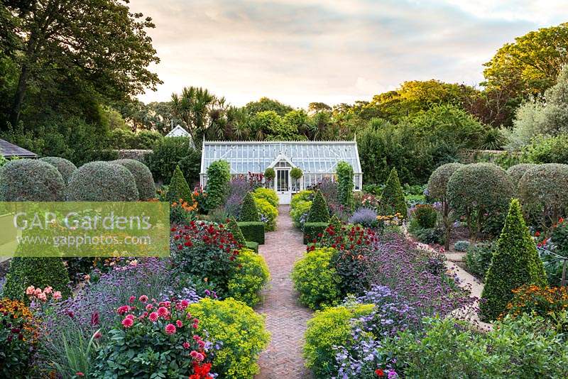 Un jardin potager clos victorien entièrement restauré est planté d'un mélange de fleurs topiaires, annuelles, d'herbes, de fruits et de légumes.