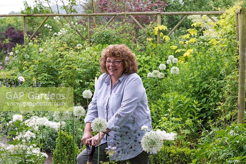 Sue Emms, dans le jardin du chalet contemporain qu'elle a conçu autour de son chalet C18 dans le Herefordshire rural.