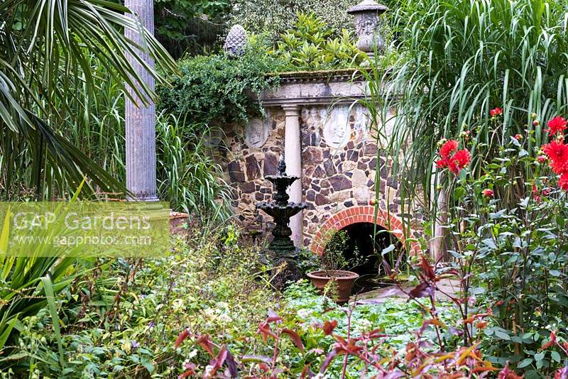 Une folie et une fontaine fantastiques au cœur du jardin Great Comp.