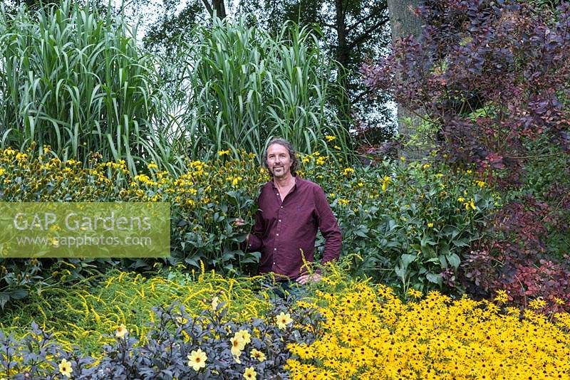William Dyson, conservateur du Great Comp Garden, dans un parterre tout en or célébrant le 50e anniversaire du jardin en 2018.