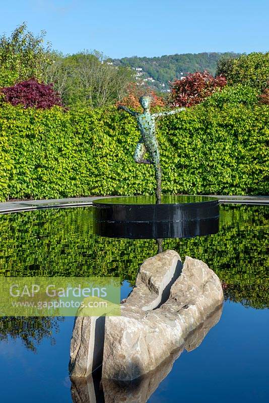 'Zephyr 'de Simon Gudgeon surplombant une piscine réfléchissante avec bloc de pierre - The Leaf Creative Garden, A Garden of a quiet contemplation - RHS Malvern Spring Festival 2019