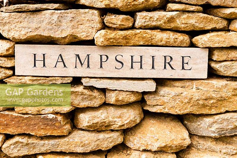 Plaque 'Hampshire 'accrochée au mur identifiant l'origine des pommiers voisins