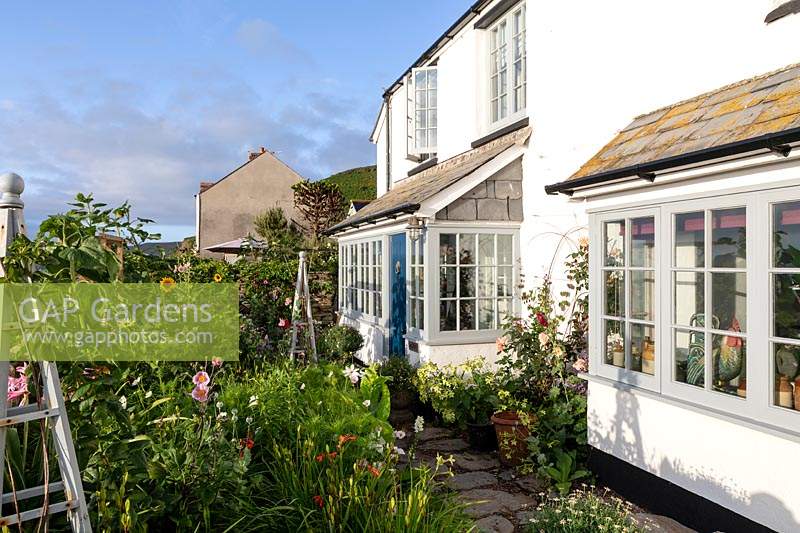L'ancienne maison en pierre, Beesands, South Devon. Le jardin avant du jardin du chalet en bord de mer.