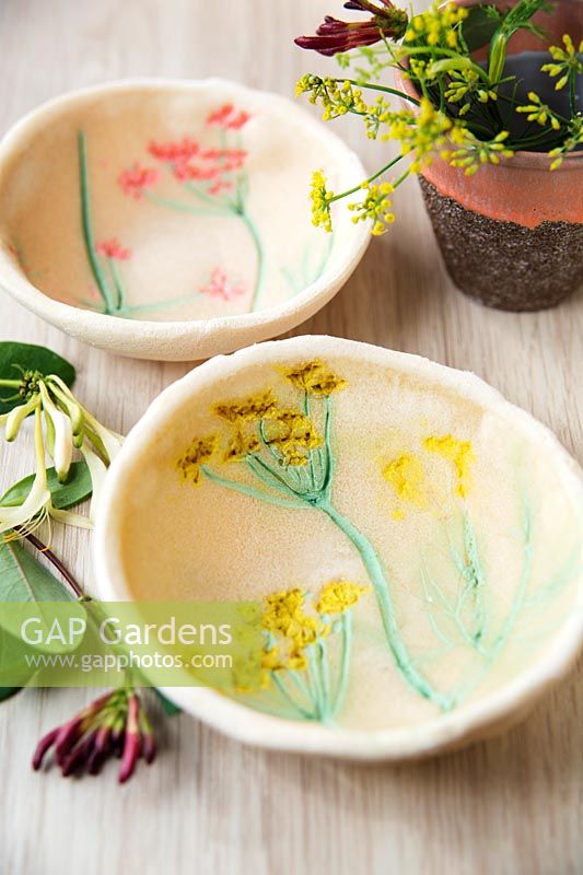 Petits bols en pâte à sel et décorés de motifs floraux peints