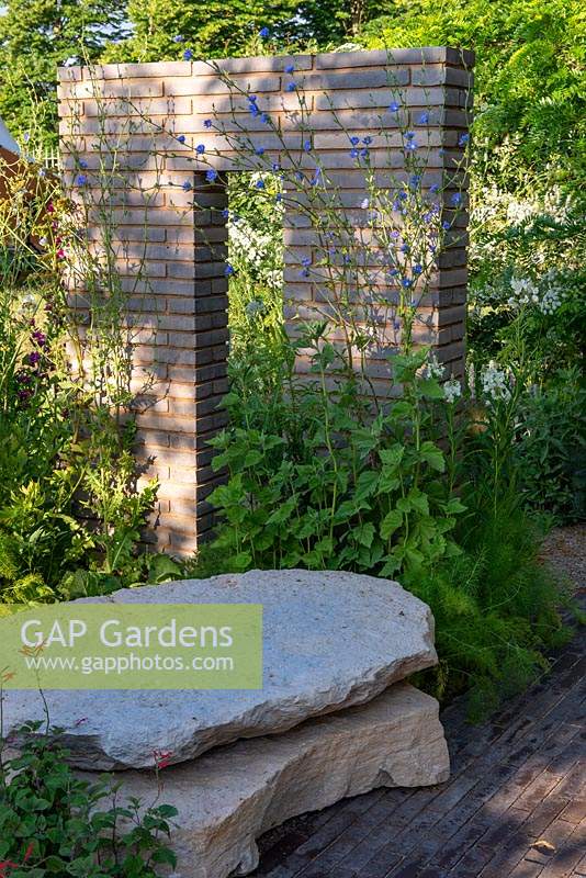 Cloison en brique de pavé belge avec gros rocher en pierre - Le jardin du sanctuaire RHS, RHS Hampton Court Palace Flower Festival 2019