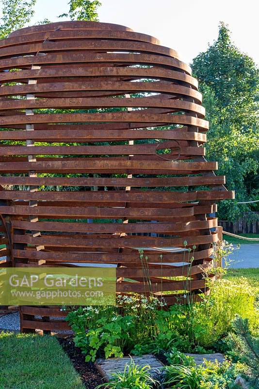 Sculpture de visage en acier corten par William Roobrouck - Through your Eyes, RHS Hampton Court Palace Flower Festival 2019