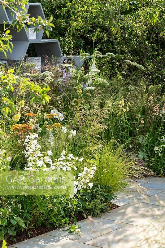 Le jardin Urban Pollinator au RHS Hampton Court Palace Garden Festival 2019. Commanditaire: Warner's Distillery