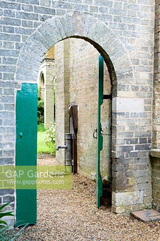 Vue à travers l'arche de briques à Hoveton Hall Estate, Norwich, Royaume-Uni.