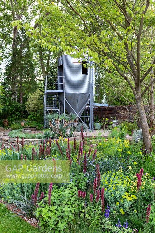Le RHS Chelsea Flower Show 2019. Jardin: Le jardin de la résilience. Silo à grains recyclé.