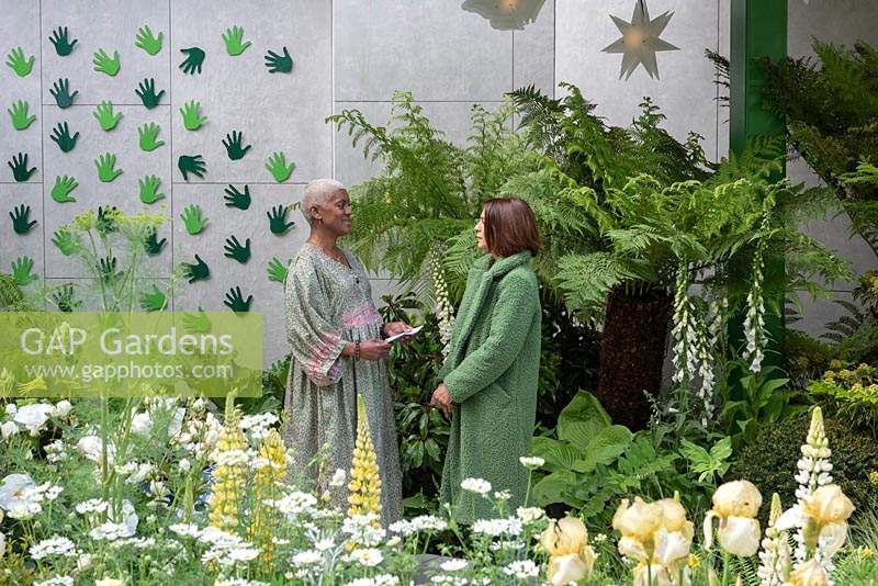 Le Jardin de bienfaisance Greenfingers. La créatrice Kate Gould parle de son jardin d'exposition. Commanditaire: Green Fingers Charity. RHS Chelsea Flower Show 2019.