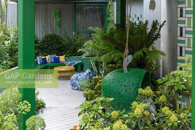 Le Jardin de bienfaisance Greenfingers. Un espace thérapeutique vert luxuriant réparti sur deux niveaux, offre un jardin accessible et une cour couverte pour les personnes de tous âges et de tous niveaux. Commanditaire: Green Fingers Charity.