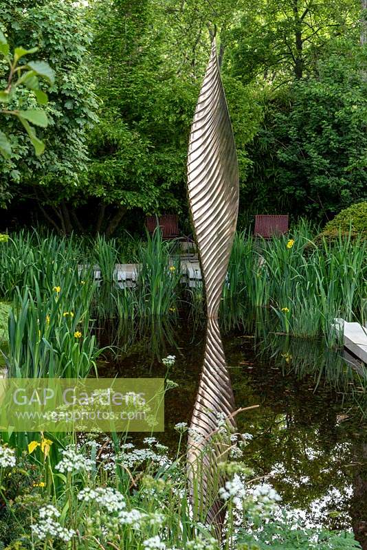 Le jardin Savills et David Harber. Étang avec sculpture en bronze de David Harbers et plantes marginales
